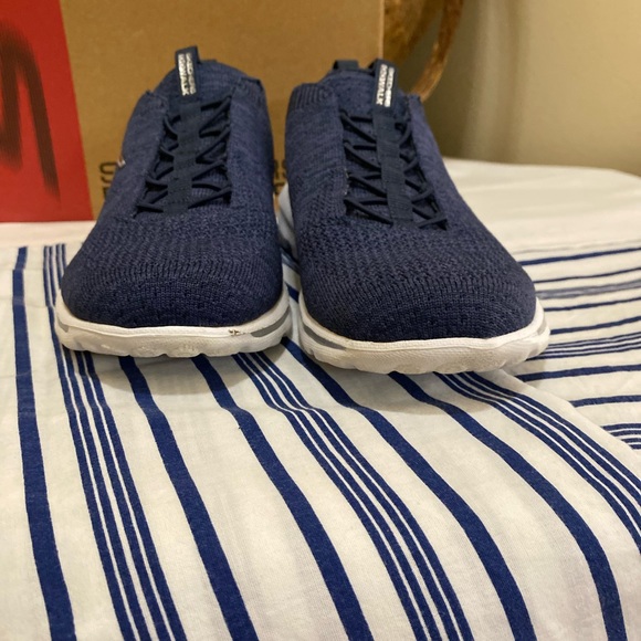 LIKE NEW SKECHERS PERFORMANCE GO WALK Women’s Navy blue/white sneaker, Size 8 - Picture 5 of 8